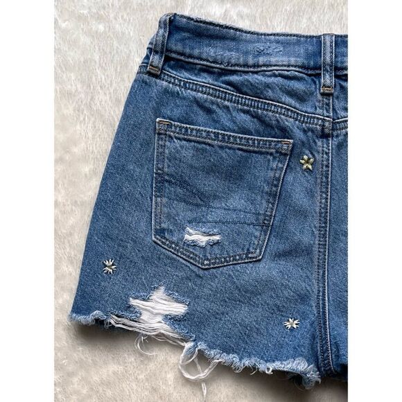 American Eagle High Rise Floral Embroidered Distressed Denim Mom Short, Size 0 - Picture 11 of 15